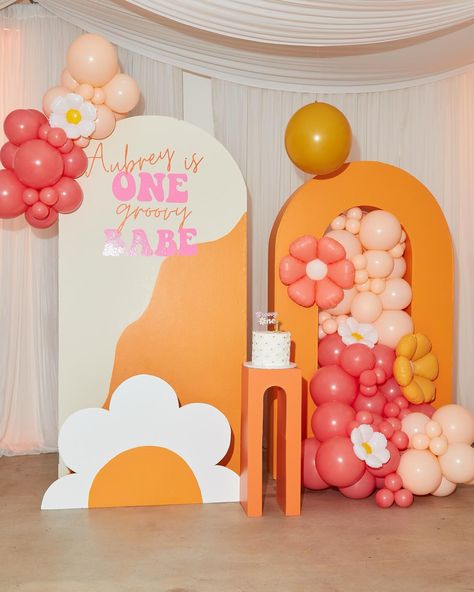 ✨��🌼 🧡 Groove with our far-out balloon decor! Bright colors, flower power, and disco vibes make your event a true blast from the past. Perfect for birthdays, anniversay and themed parties! Swipe to feel the funk! Planning: @iamkendra.h 📷 @versatilelens Walls: @rent4parties #70sParty #RetroDecor #balloonart #balloons #groovyparty #milestonemoments #birthdaycelebration Groovy Birthday Decor, Groovy Disco Party, One Groovy Birthday, Flower Power Party, Disco Vibes, Dirty 30, 70s Disco, Flower Party, Blast From The Past