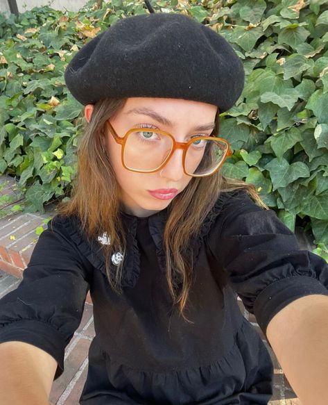 Black Beret Outfit Winter, Beret Outfit Winter, Black Beret Outfit, Beret Outfit, Black Beret, Square Glasses, Fit Ideas, Babydoll Dress, Winter Outfits