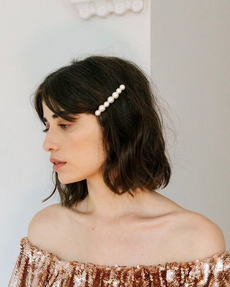 The side-barrette look is back in a big way💫 Take @britishvogue word for it and channel forever-muse Margot Tenenbaum in the Gretel Barrette! ➡swipe to see the feature & tap to shop #gretelbarrette Effortless Hairstyles, Pearl Hair Clip, Short Hair Updo, Trending Hairstyles, Peinados Faciles, Pearl Hair, Scarf Hairstyles, Short Hairstyles, Hair Accessories For Women