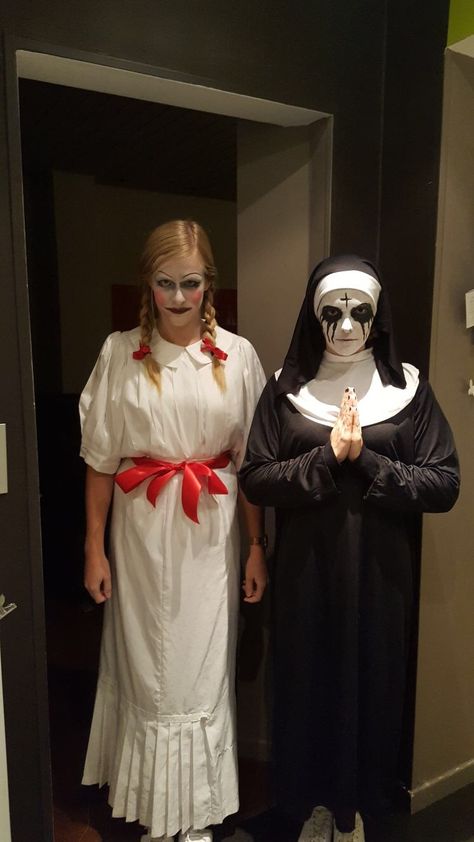 Conjuring Halloween Costume, Granny Game Horror Costume, The Exorcist Halloween Costume, Horror Custome Halloween, Halloween Costume Duo Scary, Scary Halloween Costume Ideas Group, The Conjuring Costume, Halloween Costumes Annabelle, Horror Costumes Women