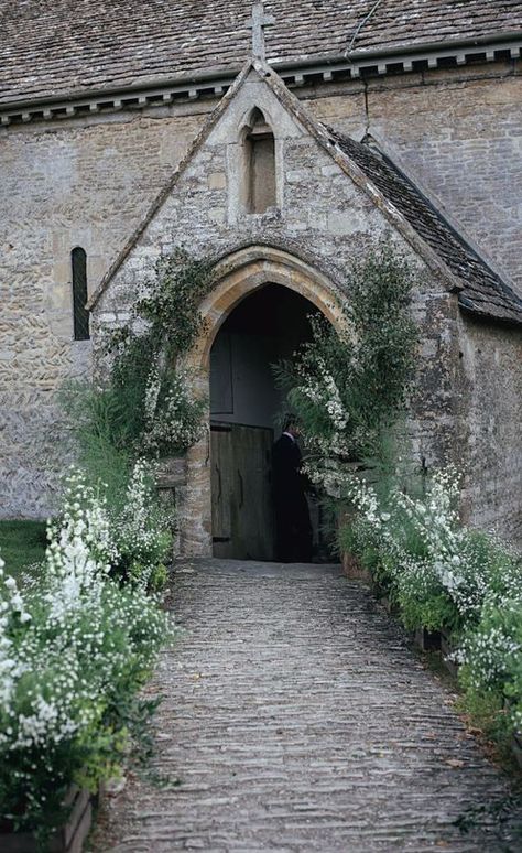 Classic English Wedding, Wedding Vogue, Vogue Bride, Church Wedding Flowers, Meghan Markle Wedding, 8mm Film, London Bride, Metal Pergola, Cotswolds Wedding