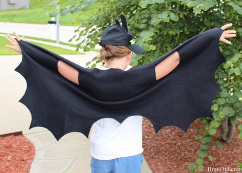 DreamWorks Dragons: Race to the Edge - Easy no sew dragon wings will transform your favorite How to Train You Dragon fan into their high flying dragon of choice. #Netflix #StreamTeam Diy Dragon Costume, Toothless Costume, Sew Halloween Costume, Meme Costume, Book Character Day, Dragon Hats, Dragon Birthday Parties, Bat Costume, Dragon Costume