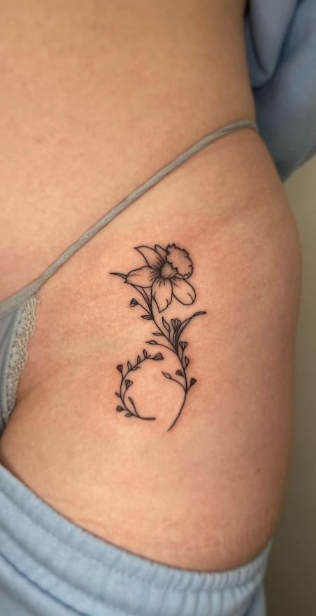 Daffodil Arm Wrap Tattoo, Dainty Daffodil Tattoo Design, Single Daffodil Tattoo, Daffodil Hip Tattoo, Daffodil Tattoo Thigh, Tattoo Ideas Daffodil, Daffidol Flower Tattoos, Ed Tattoos For Women, Tattoos Daffodil