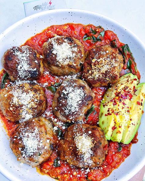 ShredHappens on Instagram: “Tomato Basil Chicken Bruschetta Meatballs . Sharing this easy 3-ingredient chicken meatball dish we shared last night. And of course, on…” Meatball Dish, 3 Ingredient Chicken, Chicken Bruschetta, Meatball Dishes, Tomato Basil Chicken, Chicken Meatball, Bruschetta Chicken, Basil Chicken, Diet Ideas