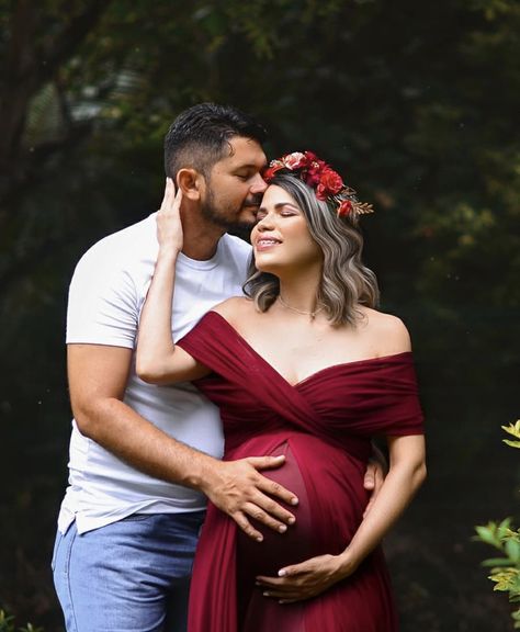 Pre Delivery Photoshoot, Baby Bump Shoot Ideas, Baby Shower Couple Photoshoot, Maternity Poses Single, Baby Shower Photography Poses, Indian Maternity Photos, Pregnancy Poses, Couple Maternity Poses, Pregnant Photoshoot