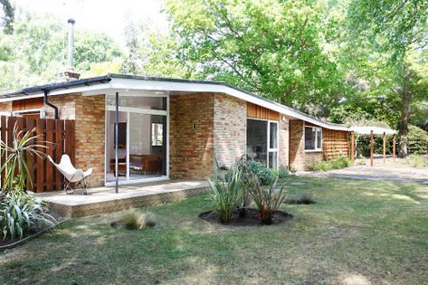 Mid Century Bungalow, 60s House, Mid Century Modern Exterior, 1960s House, Mid Century Exterior, Breeze Blocks, Mid Century Ranch, Modernist House, Modern Bungalow House