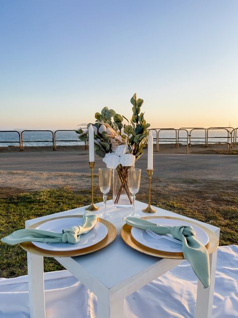 Green Theme Picnic, Green And White Picnic, Olive Green Picnic Set Up, Green Picnic, Sage Green Picnic Aesthetic, Picnic Lights, Ocean Picnic Aesthetic, Candle Light Dinner Ideas, Backyard Birthday Parties