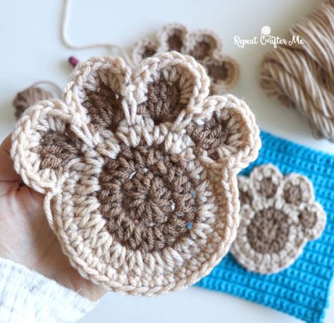 Crochet Paw Print Pattern, Crochet Paw Print, Paw Crochet, Paw Print Pattern, Crochet Applique Patterns Free, Repeat Crafter Me, Crochet Christmas Stocking, Crochet Cat Pattern, Paw Pattern