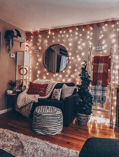 Boho String Lights Living Room, Asethic Living Room Idea, Fall Apartment Decor Living Rooms Cozy, Bright Boho Bedroom Ideas, Fall Inspired Living Room Cozy, Small Apartment Aesthetic Boho, Small Living Room Ideas Apartment Boho, No Couch Living Room Ideas, Korean Bedroom