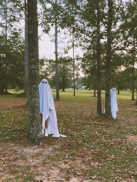 Sheet Ghost Pics, Silly Ghost Photoshoot, Fun Ghost Photoshoot, Ghost Picture Ideas, Halloween Sheet Ghost Pictures, Viral Ghost Photoshoot, Ghost Sheet Photoshoot Best Friends, Bestie Ghost Photoshoot, Spooky Picture Ideas