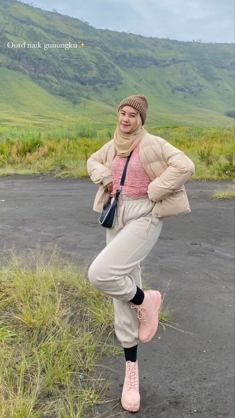 Outfit Outdoor Hijab, Outfit Bromo Mountain, Outfit Gunung Bromo, Ootd Bromo Mountain, Bromo Outfit Ideas, Ootd Camp, Outfit Camping Hijab, Ootd Bromo Hijab, Ootd Camping