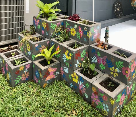 Cement Blocks Garden, Garden Box Paint Ideas, Repurpose Cinder Blocks, Painted Concrete Blocks, Painted Cement Blocks, Cinderblock Garden Ideas, Cinder Block Painting, Cinder Block Painting Ideas, Painted Cinder Block Garden