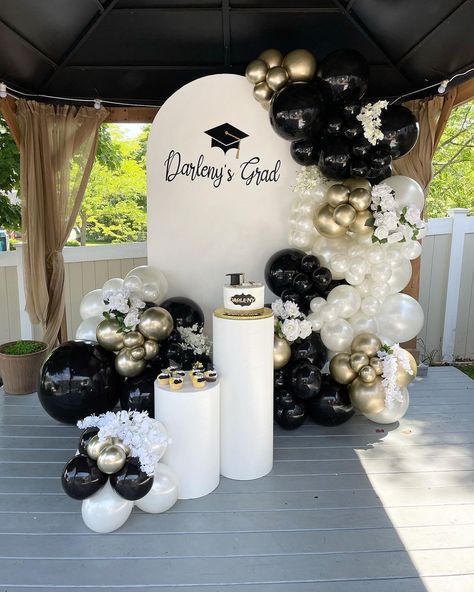 Decorating For Graduation Party, Graduate Balloon Decorations, Grad Party For Boys, Graduation Set Up, Formal Graduation Party Ideas, Graduation Party Ideas Decorations Table, Graduation Set Up Ideas, Graduate Party Ideas, Graduation Party Set Up