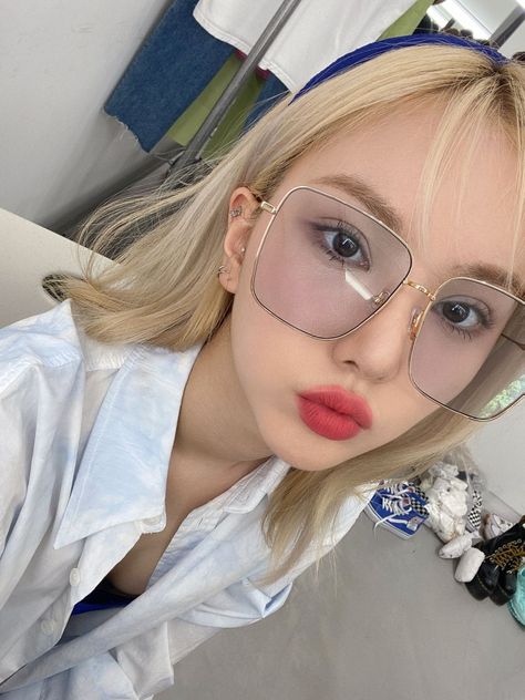 Duck Face, Hyun A, K Pop Star, G Friend, Cool Sunglasses, Pop Idol, Sunglasses Branding, Extended Play, Girl Crush