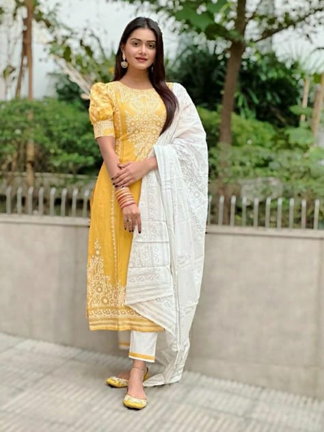 Chudidar Kurta Designs, Kurti And Salwar Design, Cotton Churidar Sleeves Designs, Salwar Suits Neck Design Pattern, Churidhar Designs Cotton, Cotton Chudidar Design, Casual Churidar Designs, Festive Kurti Sets For Women, Simple Dress Pattern For Women Indian