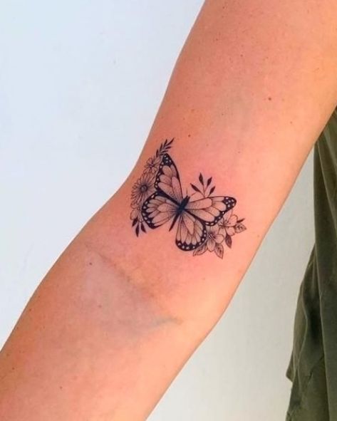 Melhores dicas de tatuagem #butterflytattoos #tattoos #tattooideas Butterfly Tattoos For Women, Inspiration Tattoos, Stylist Tattoos, Cool Small Tattoos, Butterfly Tattoo Designs, Cute Tattoos For Women, Discreet Tattoos, Dainty Tattoos, Girly Tattoos