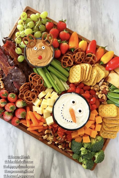 Christmas Themed Lunch, Christmas Charcuterie Board, Gingerbread House Ideas, Christmas Charcuterie, Christmas Buffet, Christmas Recipes Appetizers, Christmas Fruit, Christmas Entertaining, Christmas Lunch