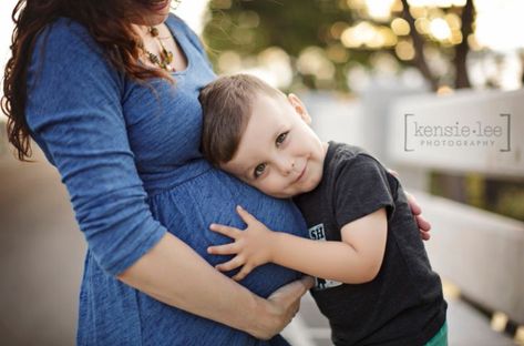 Family Maternity Pictures, Baby Fotografie, Family Maternity Photos, Maternity Photoshoot Poses, Maternity Inspiration, Maternity Photography Poses, Foto Baby, Maternity Poses, Maternity Portraits