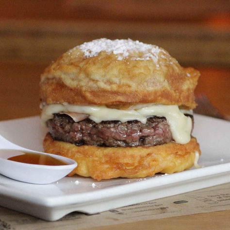 Monte Cristo-inspired insanity. Freddy’s Burger Recipe, Gruyere Fondue, Copycat 5 Guys Burger, Regular Burger, Durr Burger Cake, Deep Fried Ice Cream, Big Juicy Burgers, Types Of Burgers, Crazy Burger