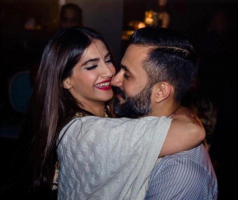 Anand Ahuja showers love on Sonam Kapoor, calls her 'easily caring's #AdorablePicture #AnandAhuja #LoveLife #seetageeta #SelflessLove #sonamkapoor #Bollywood #Entertainment Birthday Wishes From Family, Sunita Kapoor, Anand Ahuja, Birthday Note, Birthday Wishes For Him, Anil Kapoor, Selfless Love, The Entertainer, Romantic Birthday