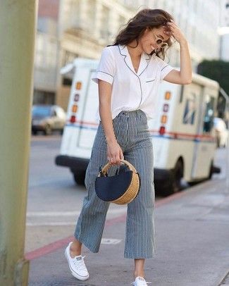 10 Outfit untuk Orang Pendek, Biar Terlihat Tinggi , Pakaian seperti apa saja ya yang bisa memperlihatkan tubuh lebih tinggi? Ini nih beberapa outfit yang bisa dipakai orang pendek agar.. , https://www.dailysia.com/outfit-untuk-orang-pendek/ Stylish Office Wear, Trendy Spring Fashion, Dressy Jeans, Denim Button Skirt, Striped Wide Leg Pants, Look Short, Cool Summer Outfits, Transition Outfits, Low Top Sneakers