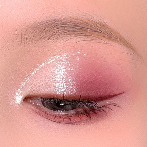 Cute Makeup Brown Eyes, Eye Makeup For Dance Performance, Hoco Makeup Pink Dress, Light Pink Shimmer Eye Makeup, Cool Summer Eye Makeup, Casual Pink Makeup, Pretty Eye Shadow, Light Pink Make Up Looks, Lightweight Makeup Look