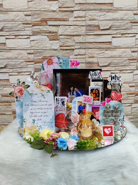 Anniversary tray 25th Anniversary Hamper Ideas, Anniversary Hamper Ideas, Anniversary Hamper, Cake Hamper, Photos Bouquet, Boyfriends Birthday Ideas, Diy Resin Gifts, Diy Gifts Videos, Surprise Birthday Decorations