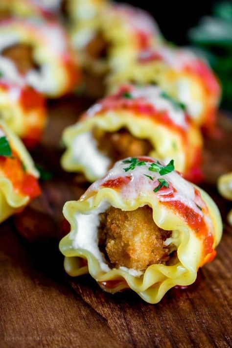 Mini Chicken Parmesan Lasagna Roll-Ups Chicken Parmesan Lasagna, Mini Antipasti, Chicken Lasagne, Lasagna Roll Ups, New Year's Eve Appetizers, Lasagna Roll, Lasagna Rollups, Bite Size Appetizers, Christmas Recipes Appetizers