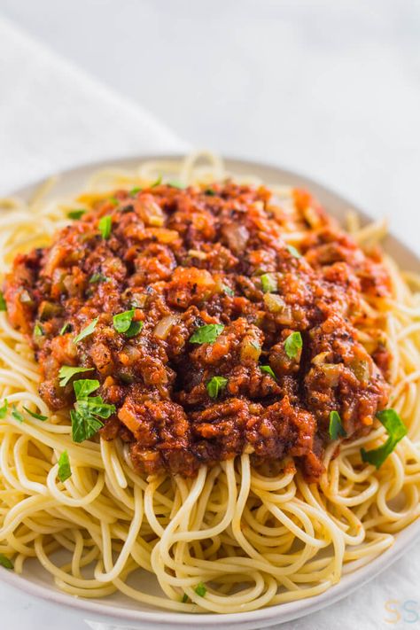 This quick and easy homemade spaghetti sauce recipe makes a thick and chunky vegan pasta sauce. Get dinner on the table in under thirty minutes with this simple recipe. Vegan Spaghetti Sauce, Gfdf Recipes, Homemade Spaghetti Sauce Recipe, Vegan Pasta Sauce, Beef Entrees, Vegan Sauce, Vegan Ground Beef, Vegan Spaghetti, Balanced Eating