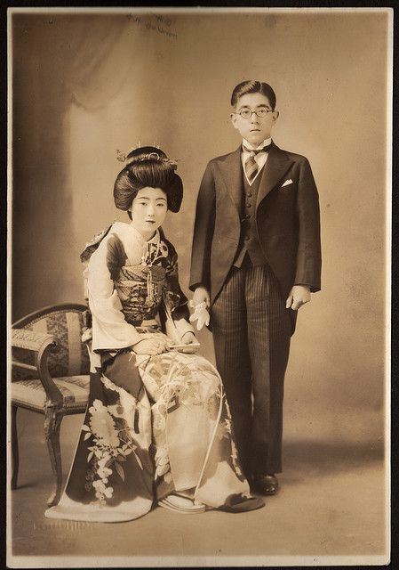 Japanese Costume, Vintage Clothing Men, Family Album, Photo Postcard, Vintage Japan, Photo Postcards, Family Portrait, Fashion History, Vintage Images