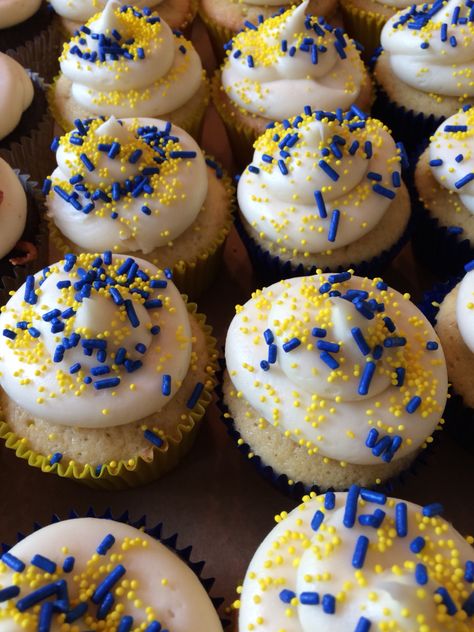 Michigan themed vanilla cupcake Blue And Yellow Food Ideas, Blue And Yellow Dessert Table, Blue And Yellow Desserts, Yellow And Blue Cupcakes, Ffa Cupcakes, Blue And Gold Graduation Party Ideas, Blue And Gold Cupcakes, Cowboy Treats, Wasteland Party