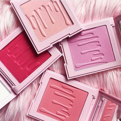 Kylie Jenner Pink Blush, Kylie Cosmetics Winter Kissed Blush, Kylie Cosmetics Christmas Collection, Kylie Cosmetics Eyeshadow, Kylie Cosmetics 2016, Kylie Makeup, Kiss Pink, Makeup Pallets, Pink Power