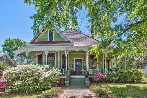 Victorian Farmhouse Exterior, Folk Victorian House, Folk Victorian Farmhouse, Georgia Living, Madison Georgia, Queen Anne House, Victorian Exterior, Folk Victorian, Fairytale House