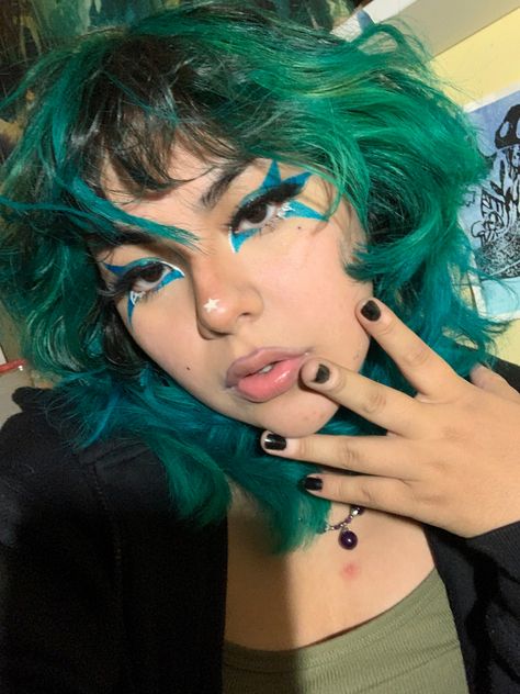 Teal Hair Dye Ideas, Teal Mullet, Teal Dyed Hair, Green Hair Mullet, Teal And Green Hair, Green Teal Hair, Teal Makeup Looks, Mullet Dyed Hair, Green Hair Makeup