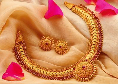 Puneri Jewellery-Maharashtrian Jewellery Collection – Women Jewellery designs Gold Mangalsutra Designs, Gold Necklace Indian Bridal Jewelry, Wedding Jewellery Collection, Gold Bride Jewelry, Gold Bangles Design, Gold Jewelry Simple, Gold Fashion Necklace, Bridal Gold Jewellery Designs, Gold Jewelry Necklace