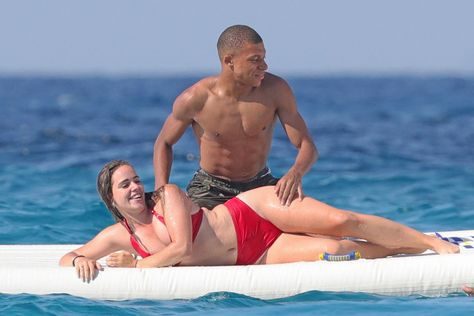 Kylian Mbappé Neymar Girlfriend, Funny Soccer Pictures, Surfer Guys, French Football Players, Football Girlfriend, Funny Soccer Videos, Football Jokes, Football Wags, Celebrity Selfies