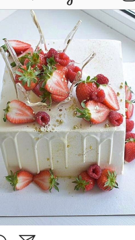 Square Cake With Strawberries, Square Strawberry Cake, Extreme Cakes, Fruit Cake Design, Delish Cakes, Buttercream Cake Designs, Beautiful Cake Designs, Elegant Birthday Cakes, Chocolate Cake Decoration