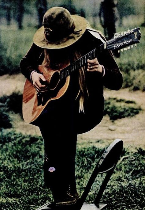 Folk Music Aesthetic, Bohemian Man, Guitar Aesthetic, Bohemian Men, Folk Guitar, Woodstock 1969, Hippie Culture, Rock And Roll Bands, Hippie Love