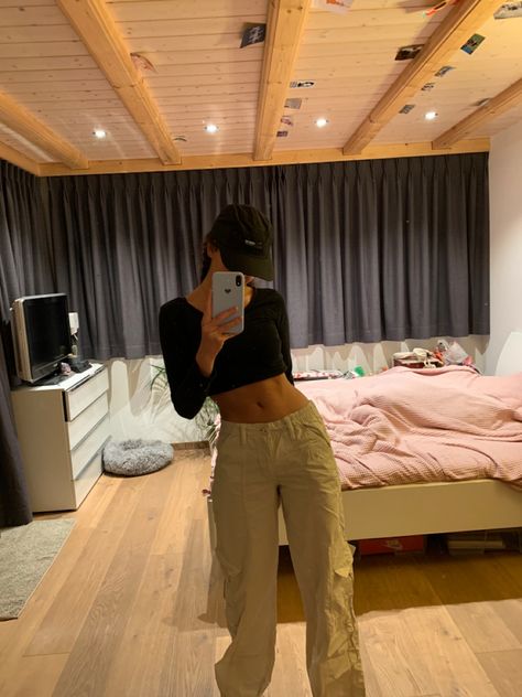 Brown Cargos Girl Outfit, Beige Cargo Pants Outfit Aesthetic, Jean Poses, Cargo Pants Outfit Aesthetic, Beige Cargo Pants Outfit, Brown Cargo Pants Outfit, Beige Pants Outfit, Cargo Outfits, Pants Low Waist