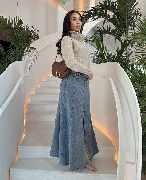 Feminine Modest Outfits, Stairs Background, Jean Maxi Skirt, Beige Suede Boots, Modesty Outfits, Shoes Outfit Fashion, Maxi Skirt Outfits, Into Fashion, Autumn Fits