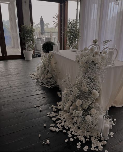 White Wedding Flowers Centerpieces Tall, Wedding Hortensia Decoration, Rustic Wedding Decor For Tables, Classic Sweetheart Table, Wedding Decorations Elegant Classy, Head Table Wedding Decorations Simple, Main Wedding Table Decor, Sweetheart Table Candles, Modern Wedding Flowers Arrangements