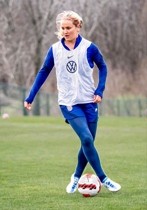 Midfielder Lindsey Horan #10, 2022 USWNT training camp, Ohio State University (Brad Smith Images) Lindsey Horan, Emily Sonnett Lindsey Horan, University Of Nebraska Kearney, Play Soccer, Ohio State University, Training Camp, Soccer Team, Ohio State, Graphic Sweatshirt