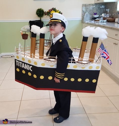 Titanic Costume, Fancy Dress Costumes Kids, Fancy Dress Competition, Costume Couple, Costume Pirate, Clever Halloween Costumes, Couple Costume, Book Week Costume, The Titanic