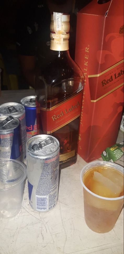 Wisk Bebida, Party Alcohol Aesthetic, Aesthetic Alcohol Pictures, Alcohol Snapchat Party, Aesthetic Alcohol, Alcohol Pictures, Daaru Party Pic, Alcoholic Drinks Pictures, Pretty Alcoholic Drinks