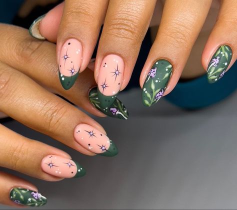 Retro Nail Art Almond, Mushroom Fall Nails, Nature Themed Nails, Fall Mushroom Nails, Moth Nail Art, Mushroom Nails Acrylic, Woodland Nails, Mushroom Nails Art, Botanical Nail Art