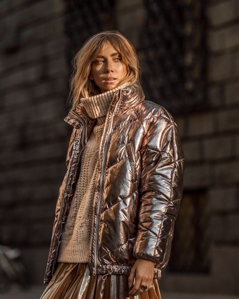 METALLIC Metallic Puffer Jacket Outfit, Metallic Puffer Jacket, Lisa Olsson, Puffer Outfit, Metallic Fashion, Puffer Jacket Outfit, Sparkle Outfit, Metallic Pleated Skirt, Street Girl