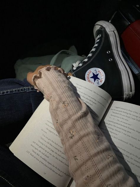 liz buxbaum | better than the movies Better Than The Movies, All Stars Converse, Girl Reading, Foto Ideas Instagram, Book Girl, Gilmore Girls, Book Aesthetic, Aesthetic Photo, My Vibe