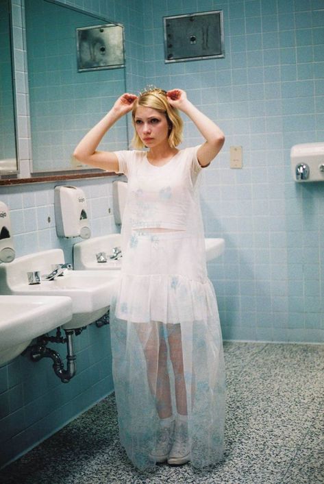 Slim Aaron, Tavi Gevinson, Viviane Sassen, Petra Collins, Soft Grunge, How To Pose, Look Cool, Miu Miu, Editorial Fashion