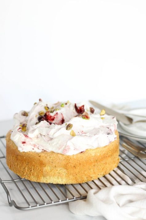 Whipped Recipes, Pistachio Cakes, Cherry Whipped Cream, Single Layer Cakes, Summer Cake, Homemade Snickers, Raspberry Ripple, Pistachio Cake, Sugar Pot