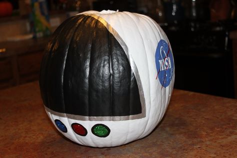 astronaut painted pumpkin - Google Search Outer Space Pumpkin Carving, Astronaut Halloween, Book Character Pumpkins, Story Book Pumpkin, Pumpkin Decorating Diy, School Holiday Party, Astronaut Helmet, Character Pumpkins, No Carve Pumpkin Decorating